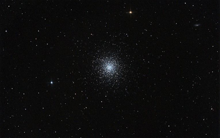 a wider surrounding view of the Messier 13