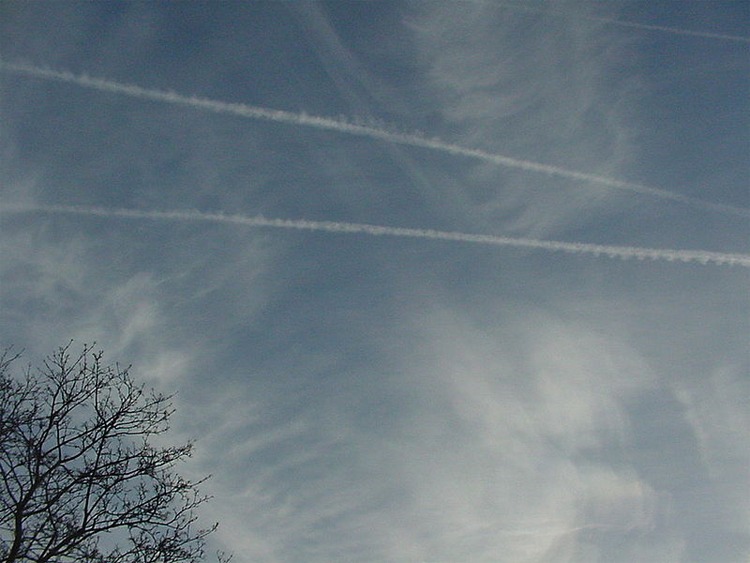 contrail clouds