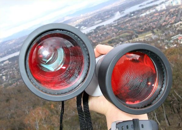 Binoculars with red-colored multicoatings