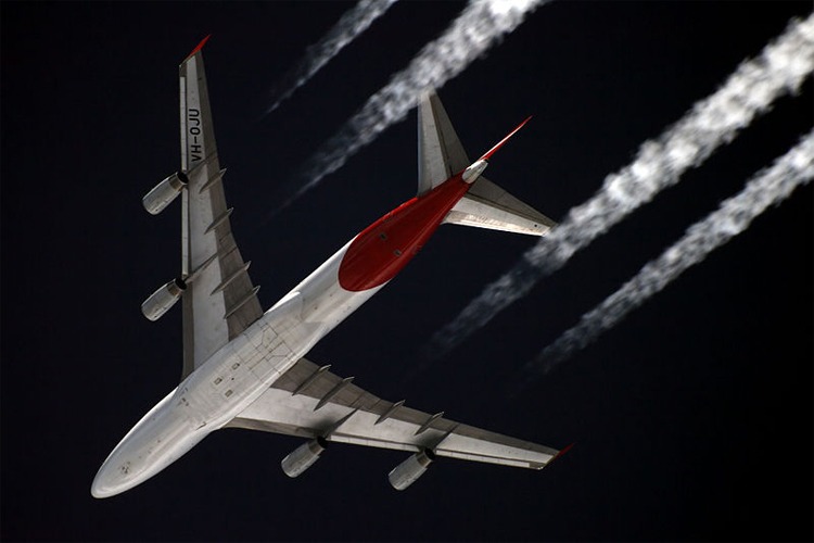 Contrails of a Boeing plane