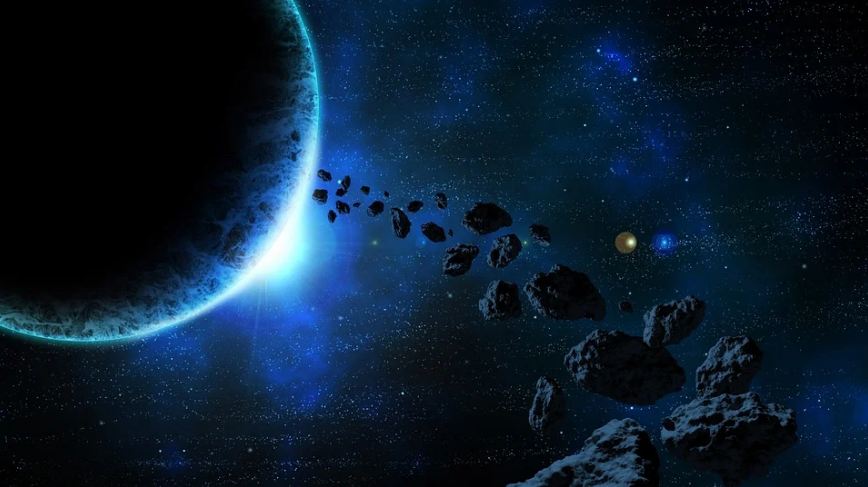 asteroids-forming-a-line-towards-a-planet