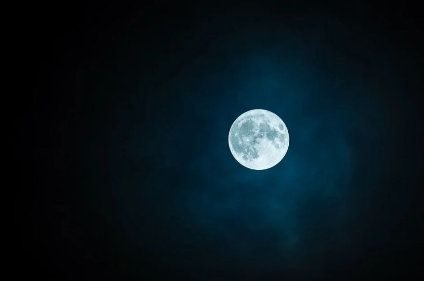 A-full-Moon-in-a-night-sky