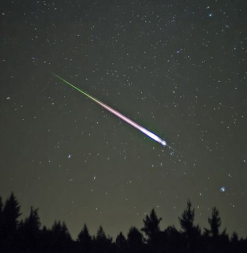 Leonids meteor, single meteor, colorful and bright meteor heading to the right, night sky background