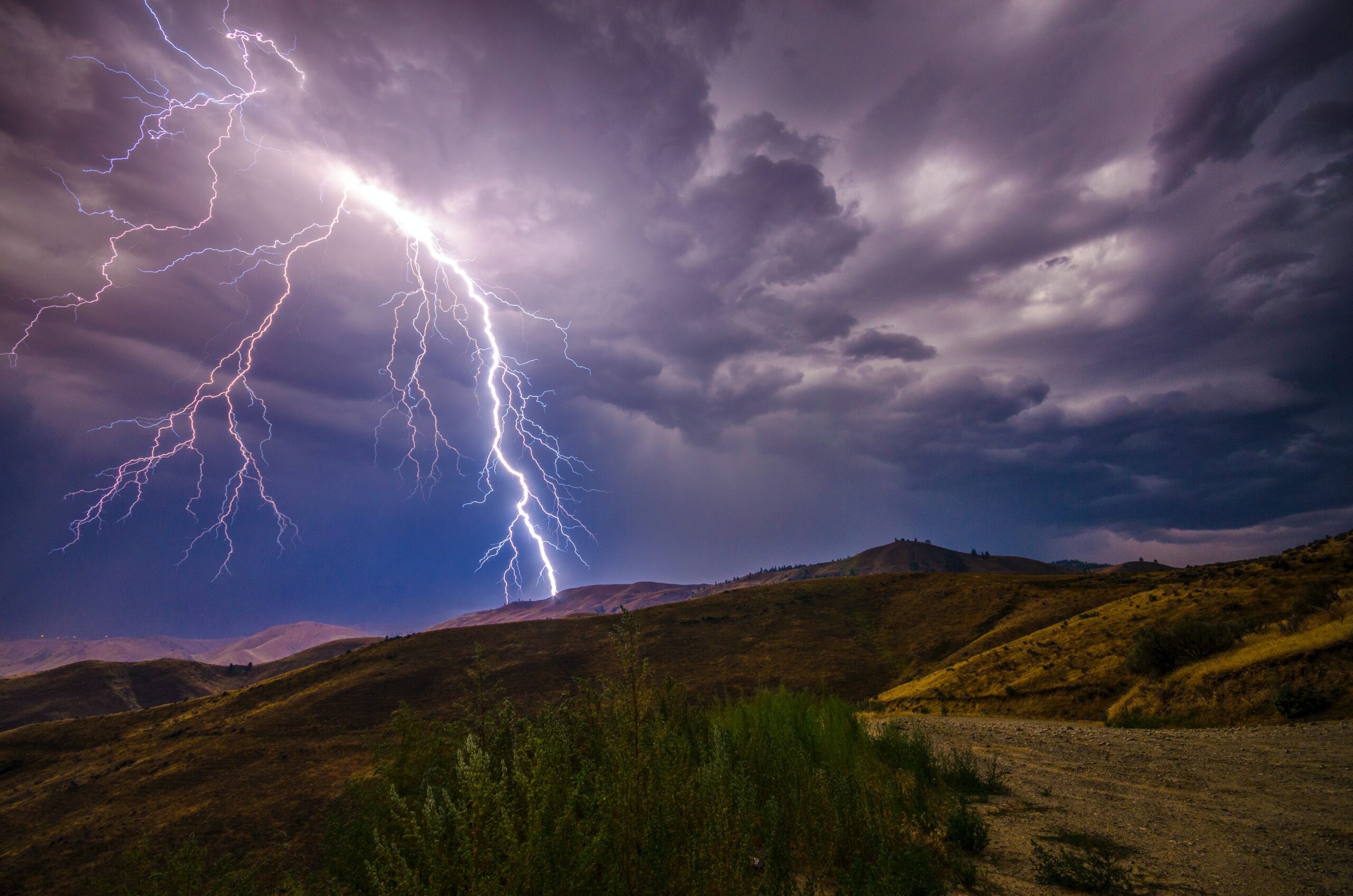 Lightning-bolts-over-mountains